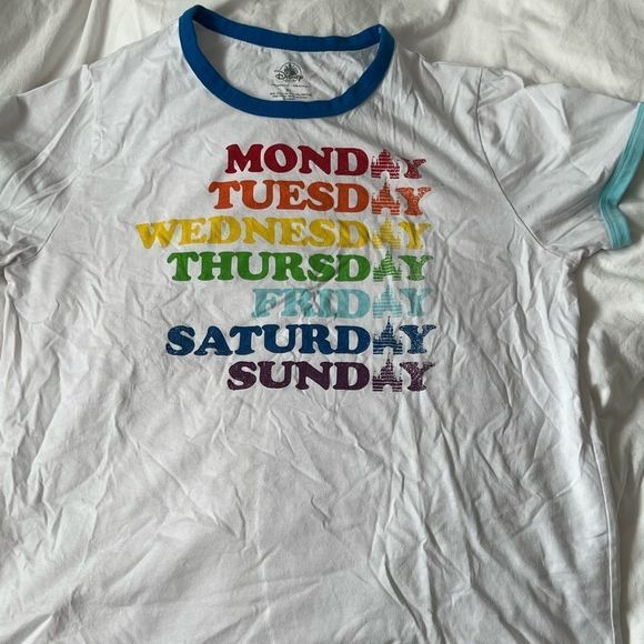 Disney Parks 7 Days Castle T-Shirt (size XL) - Picture 5 of 8